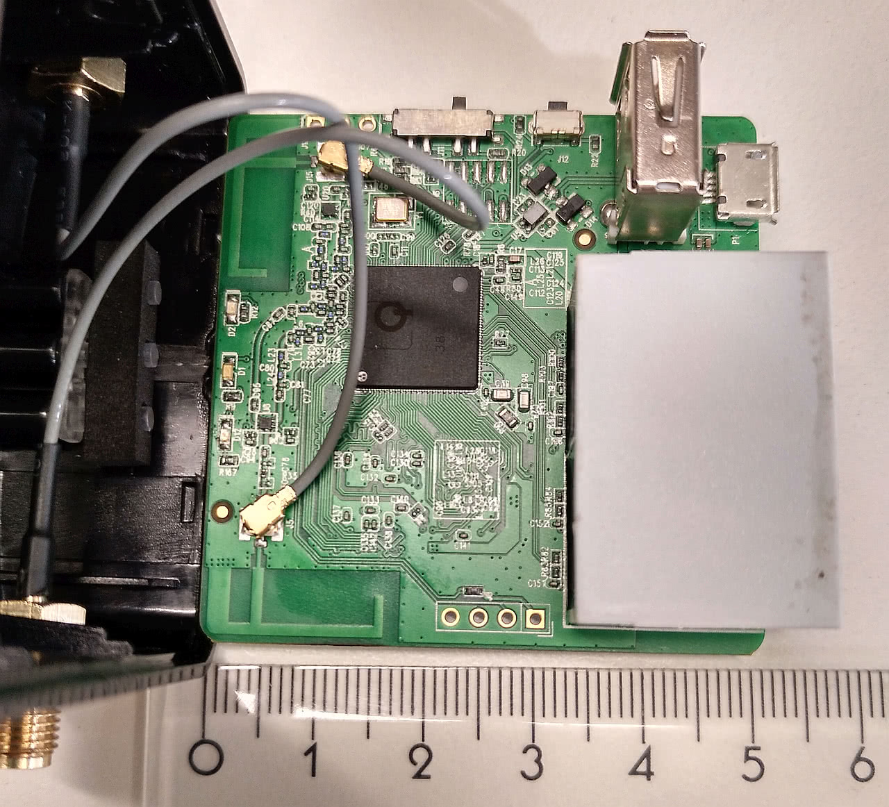 Supporto A Parete Per Router GL.iNet: Compatibile Con GL-AR150, AR300M, MT300N-V2, Kit Con Viti E Tasselli Per Montaggio A Muro (Bianco)